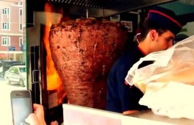 В донерной Алматы сняли на видео поедающую мясо крысу