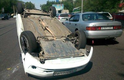 "Лада" перевернулась в центре Алматы после удара "Фольксвагена"