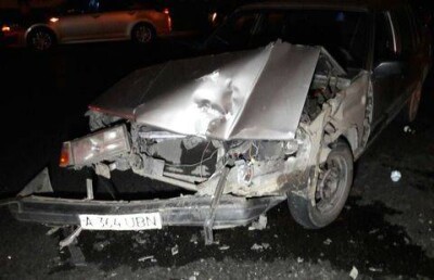В Алматы Volvo на полной скорости снёс стоящую на светофоре Toyota Camry