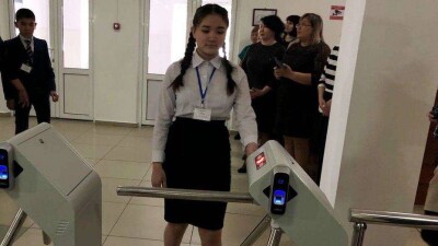 Павлодарские школьники расплачиваются в столовой с помощью отпечатка пальца
