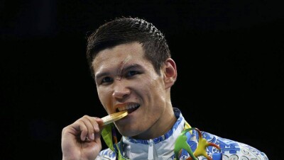 Казахстанцы пели гимн вместе с Данияром Елеусиновым шёпотом, чтобы не разбудить детей