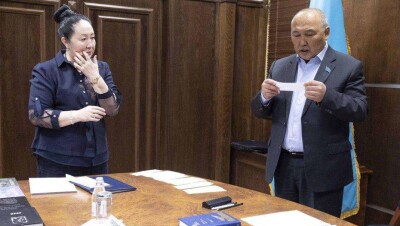 Кандидаты в президенты Таспихов и Еспаева сдали экзамен на знание госязыка 