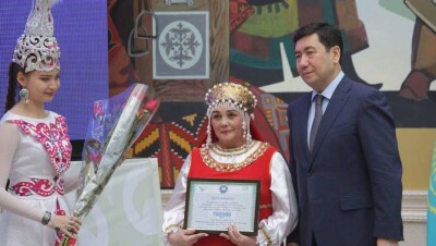 По 700 тысяч тенге вручил аким Карагандинской области всем этнокультурным объединениям региона