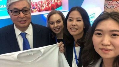 Студенты подарили Токаеву футболку с логотипом челленджа #ElimdiSuiemin в Костанае