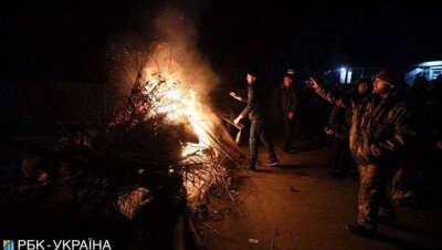 В Украине автобус с эвакуированными из Уханя людьми забросали камнями