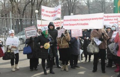 Ипотечники "штурмом" взяли Народный банк в Алматы