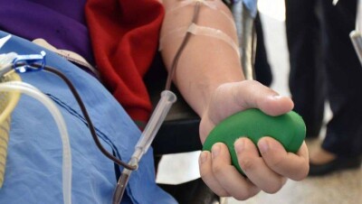 В Китае тяжело больных пневмонией начали лечить с помощью плазмы выздоровевших пациентов