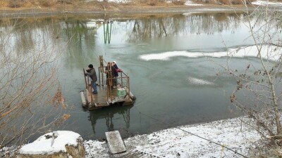 С риском для жизни сельчане добираются вплавь до Уральска