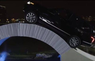Range Rover переехал бумажный мост