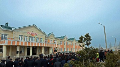 В Бишкеке начинает рушиться школа, построенная на средства Казахстана