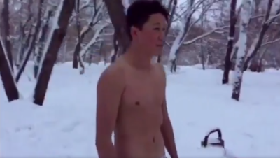 Ради публикации на странице кумира казахстанский фанат разделся в мороз