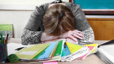 Учителя боятся проверяющих и готовы заполнять бумаги ночами