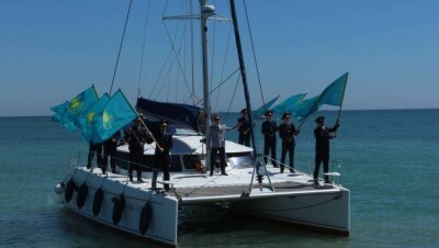 Полиция Актау вышла в море и запела в честь своего 25-летия