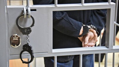 Заключённые и надзиратели вместе оказались на скамье подсудимых