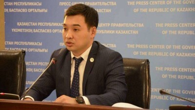 Глава корпорации "Правительство для граждан" выслушал в ЦОНе Астаны жалобы казахстанцев