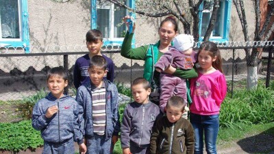 Матери-одиночке с семью детьми бизнесмен вручил ключи от 4-комнатного дома в Алматинской области