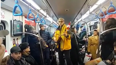 Весёлого акына сняли на видео в алматинском метрополитене 