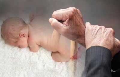 Выброшенного в окно новорождённого усыновили бабушка и дедушка в Костанайской области