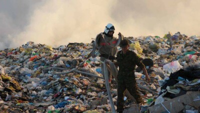 Сильный запах гари из-за пожара на городской свалке стоит в Уральске