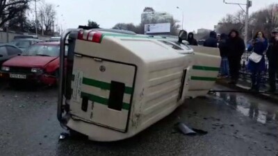 В результате ДТП в Алматы перевернулась инкассаторская машина 
