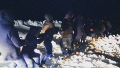 Российские болельщики ХК "Трактор" расчищали дорогу в Астану, чтобы успеть на матч