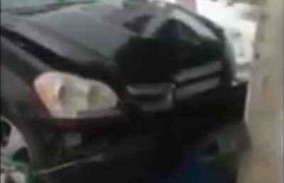 Внедорожник пытался въехать в подъезд многоэтажки в Костанае