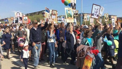 В Актобе отменили шествие "Бессмертного полка" 9 мая – фото бойцов выбрасывали в урны