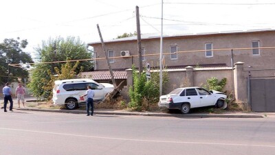 Автоледи на джипе снесла бетонный забор частного дома в Шымкенте 