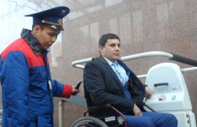 Инвалиду-колясочнику отказали в доступе к подъёмнику в алматинском метро