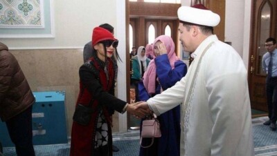 Фотографии имамов с голливудскими актёрами прокомментировали в мечети ВКО