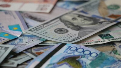 Тенге уходит на выходные, укрепившись по отношению к доллару