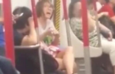 Китаянка устроила истерику в метро из-за севшего телефона
