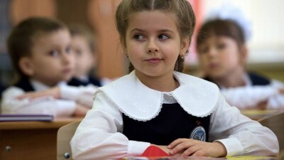 Учитель публично извинилась перед школьницей, которую выгнала с урока за брюки неправильного кроя