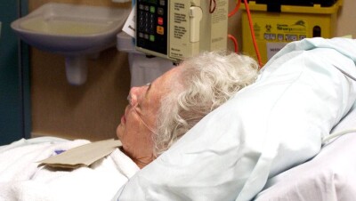 Родственники отказываются забирать престарелых пациентов после выписки из больницы