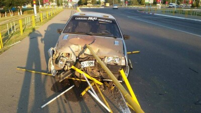 В Костанайской области одна машина вылетела в яму, другая протаранила забор