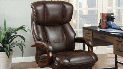 Полицейский в Кокшетау получил взятку офисным креслом