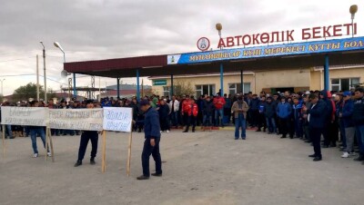 В Жанаозене 40 забастовщиков объявили голодовку