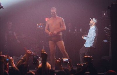 Гитарист Limp Bizkit разделся до трусов на сцене в Алматы