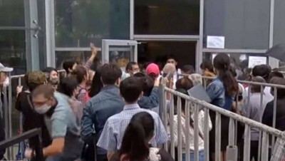 В Алматы люди в поисках работы штурмуют центр занятости