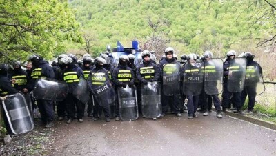 В Грузии полиция слезоточивым газом разогнала протестующих из-за строительства ГЭС