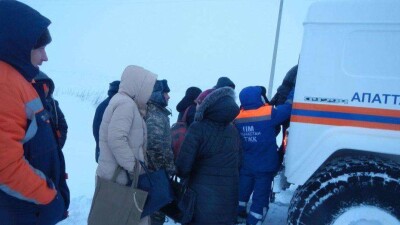 Из застрявших в снежных заносах машин спасатели эвакуировали около 100 человек