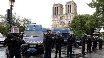 Террорист напал на полицейского в центре Парижа