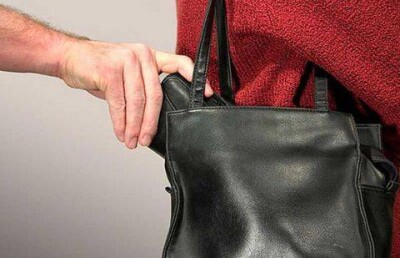 Карманник в Караганде выкрал кошелёк прямо перед камерами видеонаблюдения