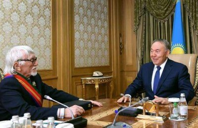 Назарбаев наградил орденом актёра, сыгравшего в фильме "Кочевник"