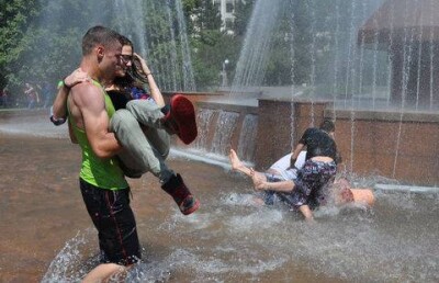 Алматинцев просят не купаться в фонтанах