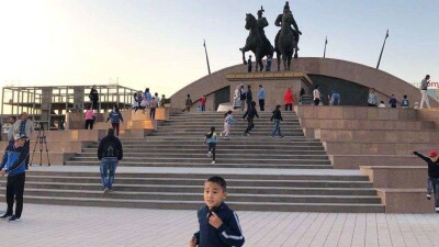 Площадь Исатая и Махамбета открыли в Атырау после масштабной реконструкции