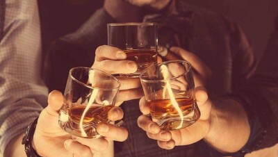 За распитием спиртного на рабочем месте застали чиновников в Павлодаре