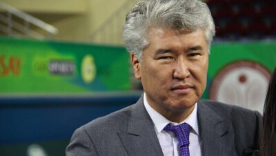 Арыстанбек Мухамедиулы призвал всех играть в теннис и признался, что он и сам любитель