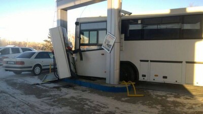 Автобус снёс бензоколонку в Лисаковске