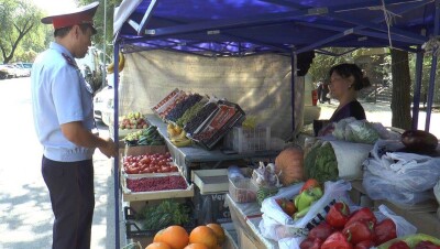 Торгующие едой на тротуарах алматинцы поплатились за игнорирование полицейских